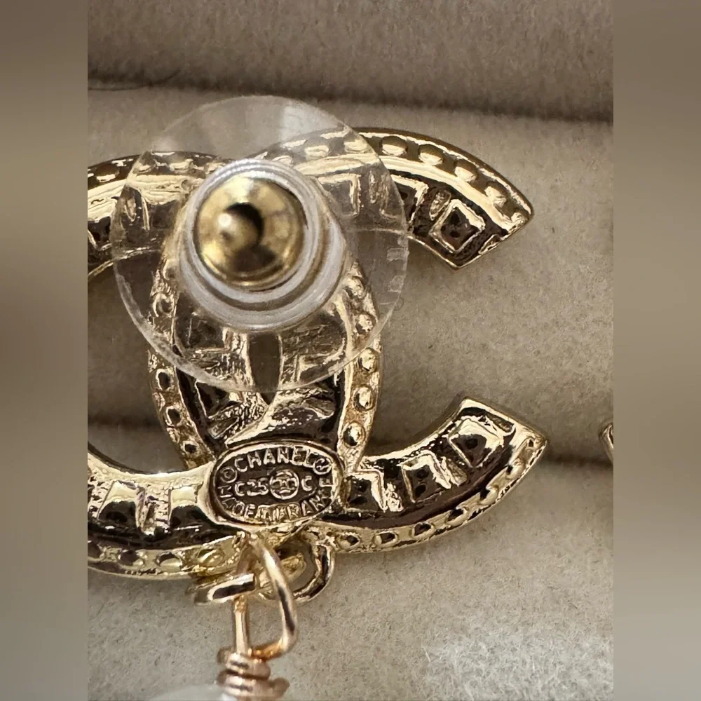 ✨ CHANEL Gold CC Logo Pearl & Crystal Statement Earrings✨ - Picture 3 of 9